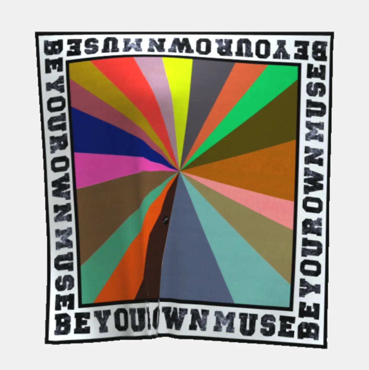 Buntes Tuch mit abstraktem Sonnenstrahlenmuster und Schriftzug BE YOUR OWN MUSE am Rand