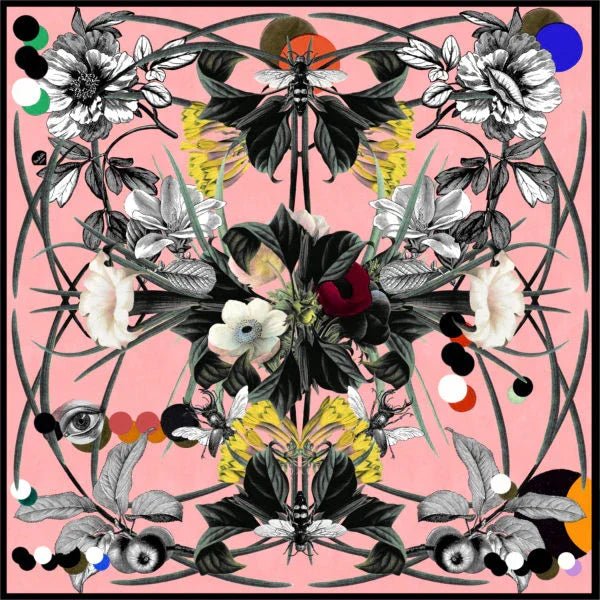 Florales Seidentuch mit symmetrischem Blüten- und Insektenmuster auf rosa Hintergrund