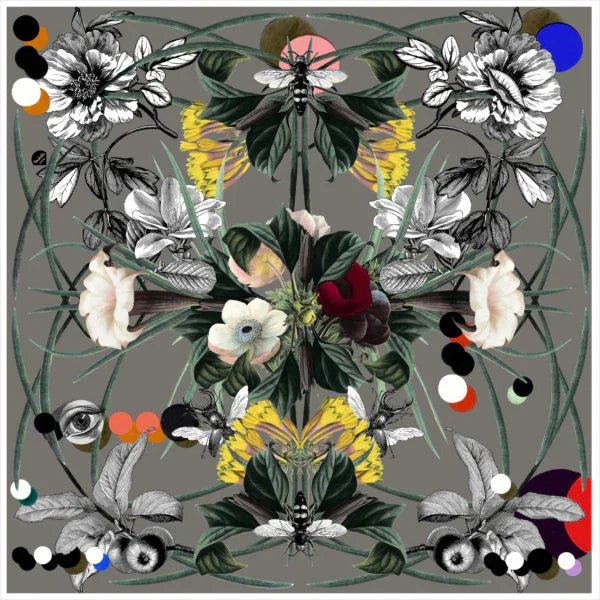 Florales Seidentuch mit botanischem Muster, Bienen, Blüten und grafischen Elementen auf Grau