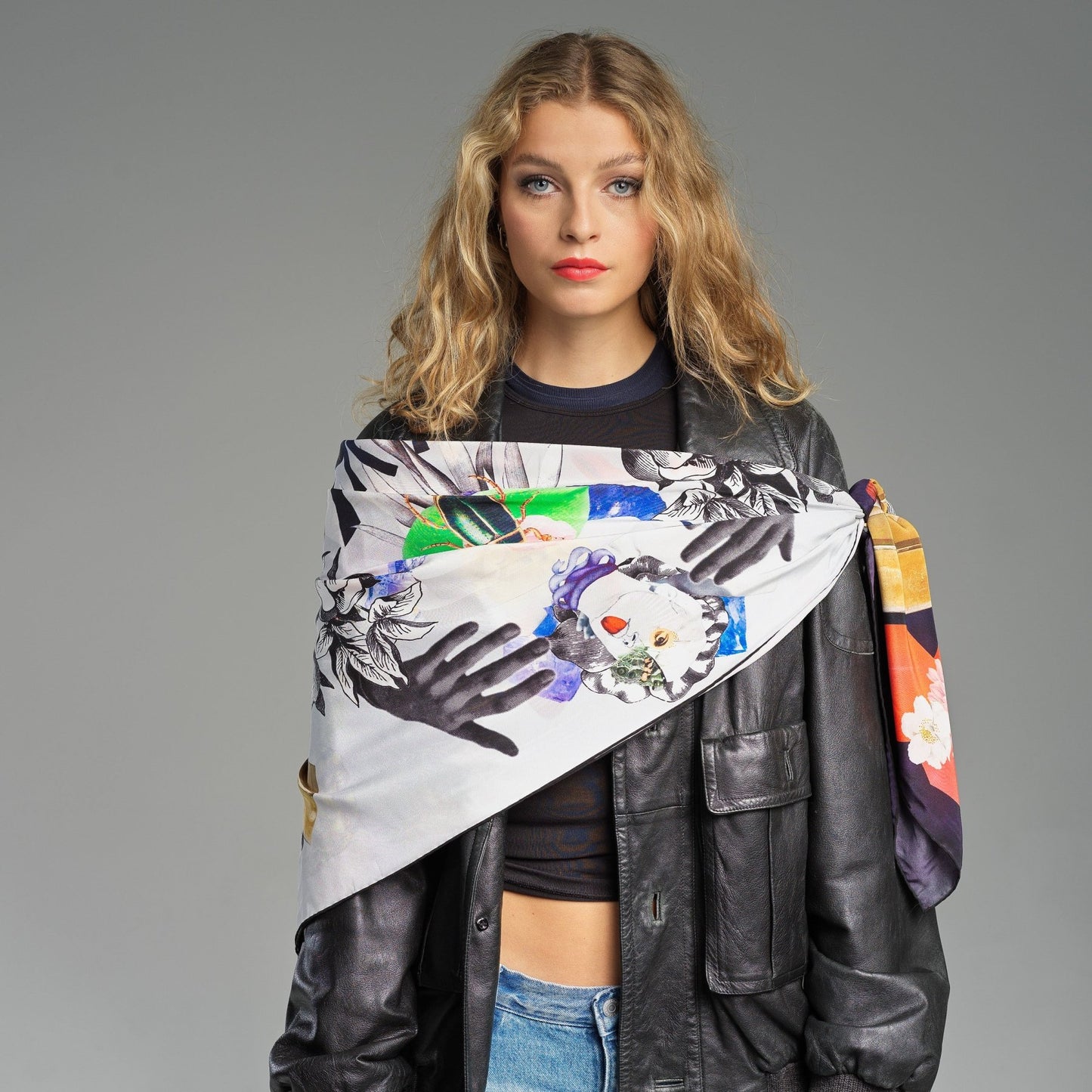 Buntes Seidentuch Foulard Damen mit abstraktem, symmetrischem Design, floralen Motiven, Tieren und Händen schwarz weiss