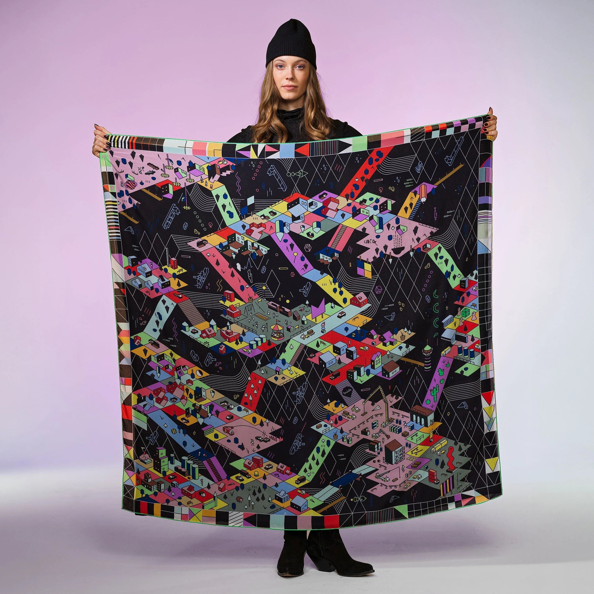 Frau mit schwarzer Mütze hält quadratisches, bunt gemustertes Seidentuch vor lila Hintergrund.
