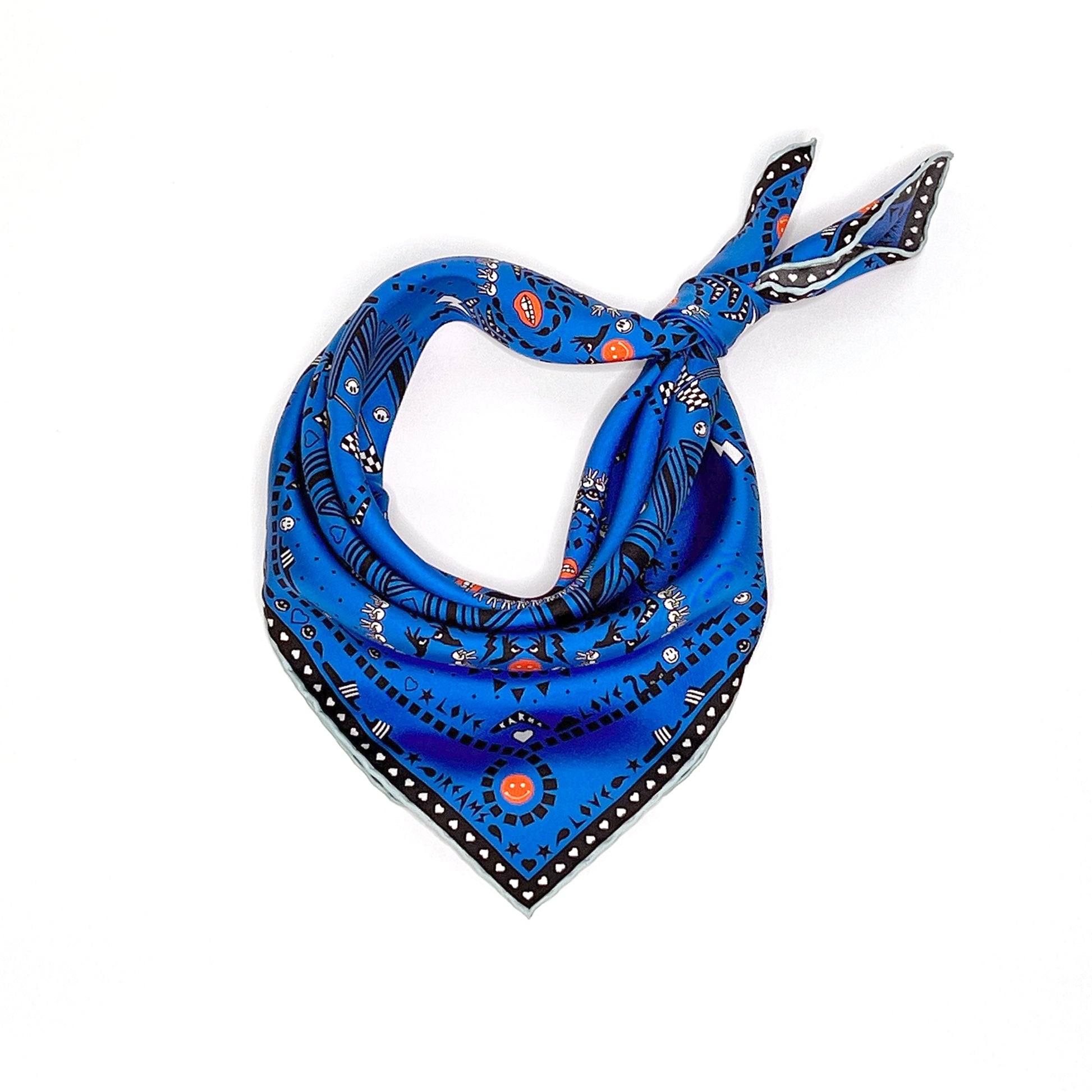 Blaues Nicki-Bandana mit schwarz-weißem Mustermix, roten Akzenten und geometrischen Design