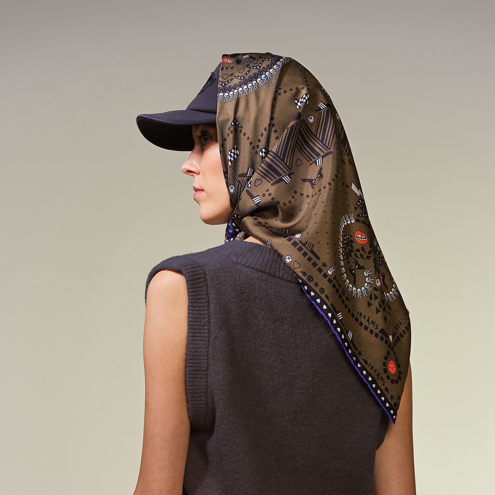 Foulala BANDANA-DRAMA Foulard Foulard Seide in Farbe Olive, getragen von einer Frau