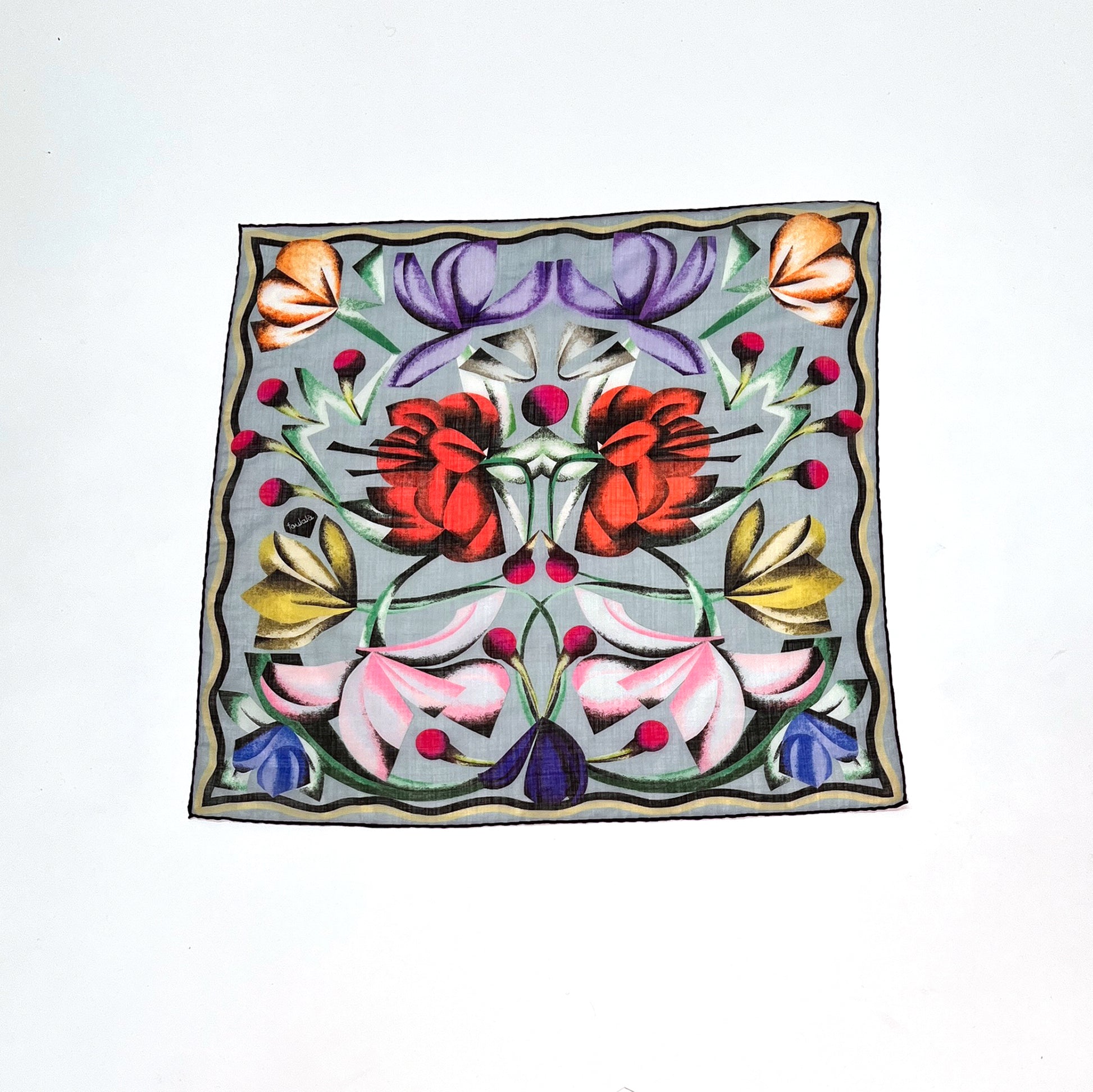 Buntes Seidentuch mit floralem Muster, rote, violette und gelbe Blumen auf blauem Hintergrund