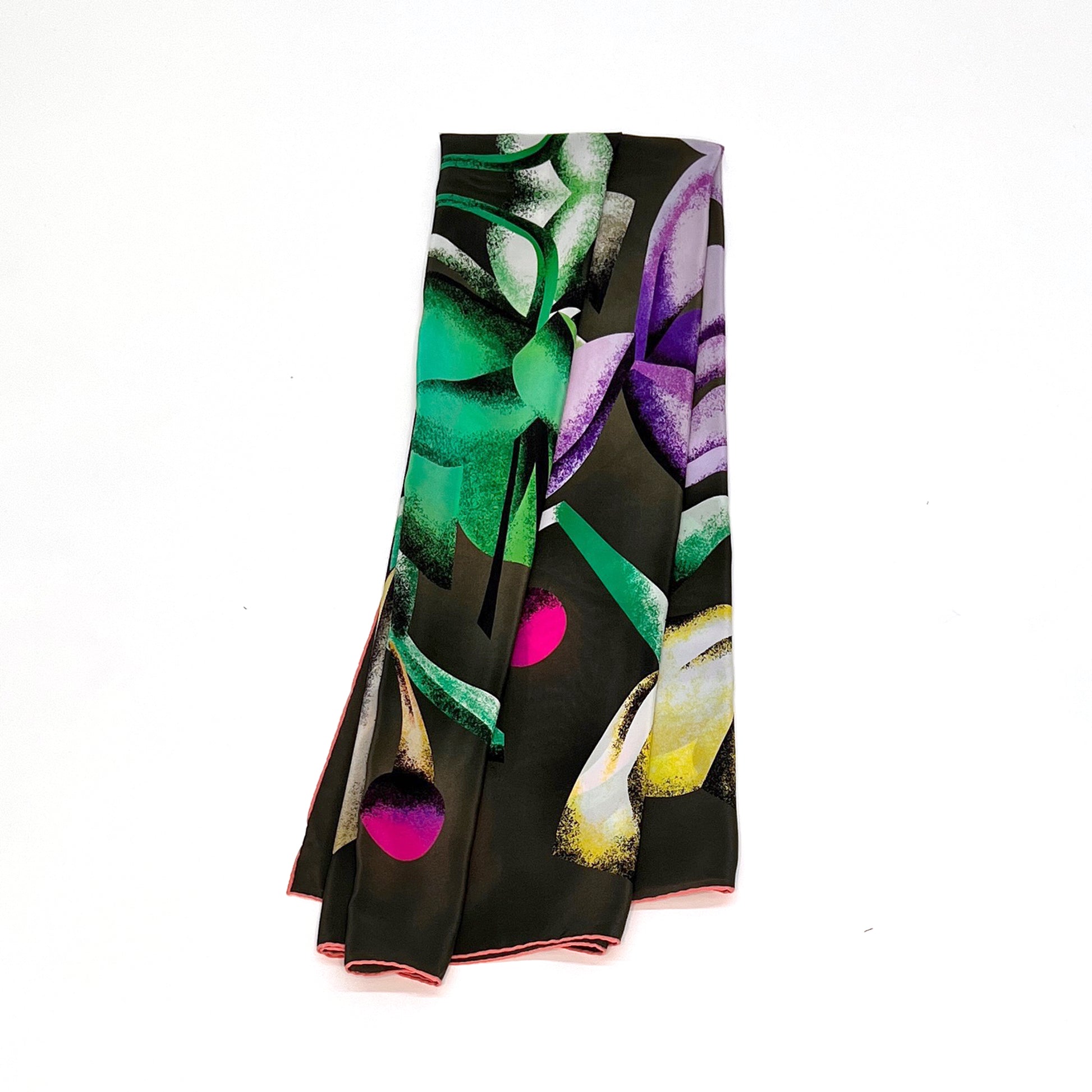 Farbenfrohes, abstraktes Blumenmuster auf dunklem Hintergrund, gefaltetes Seidentuch auf weissem Hintergrund