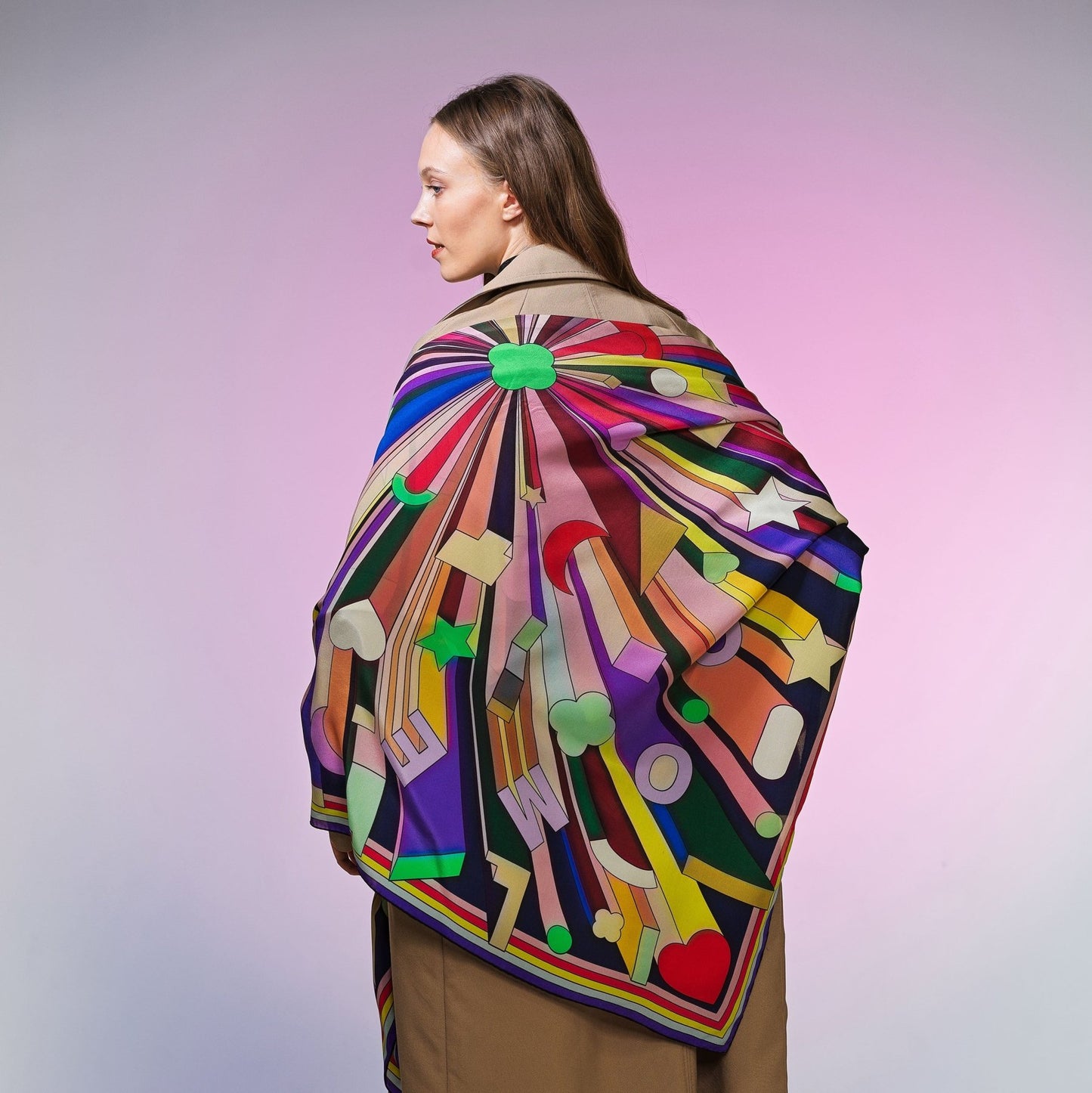 Frau mit bunter Seiden-Carré, geometrisches Muster, pastellfarbenem Studiohintergrund, Modeaccessoire