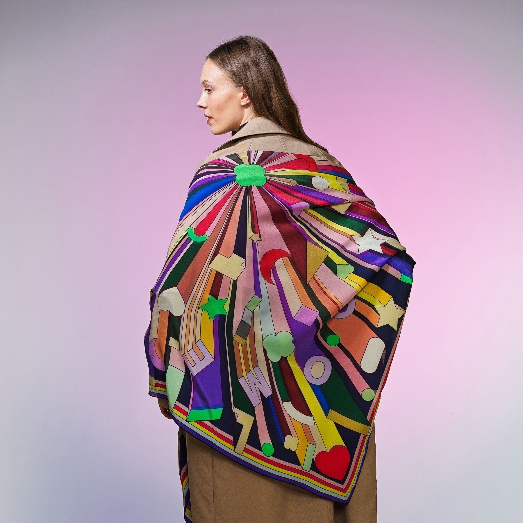 Frau mit bunter Seiden-Carré, geometrisches Muster, pastellfarbenem Studiohintergrund, Modeaccessoire