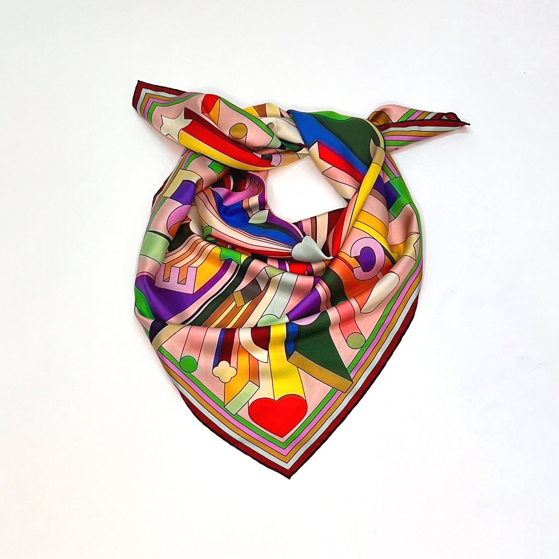 Bunte abstraktes Carre / Foulard mit Sternen, Herzen, Buchstaben und geometrischen Formen auf hellem Hintergrund - von Foulala Luzern