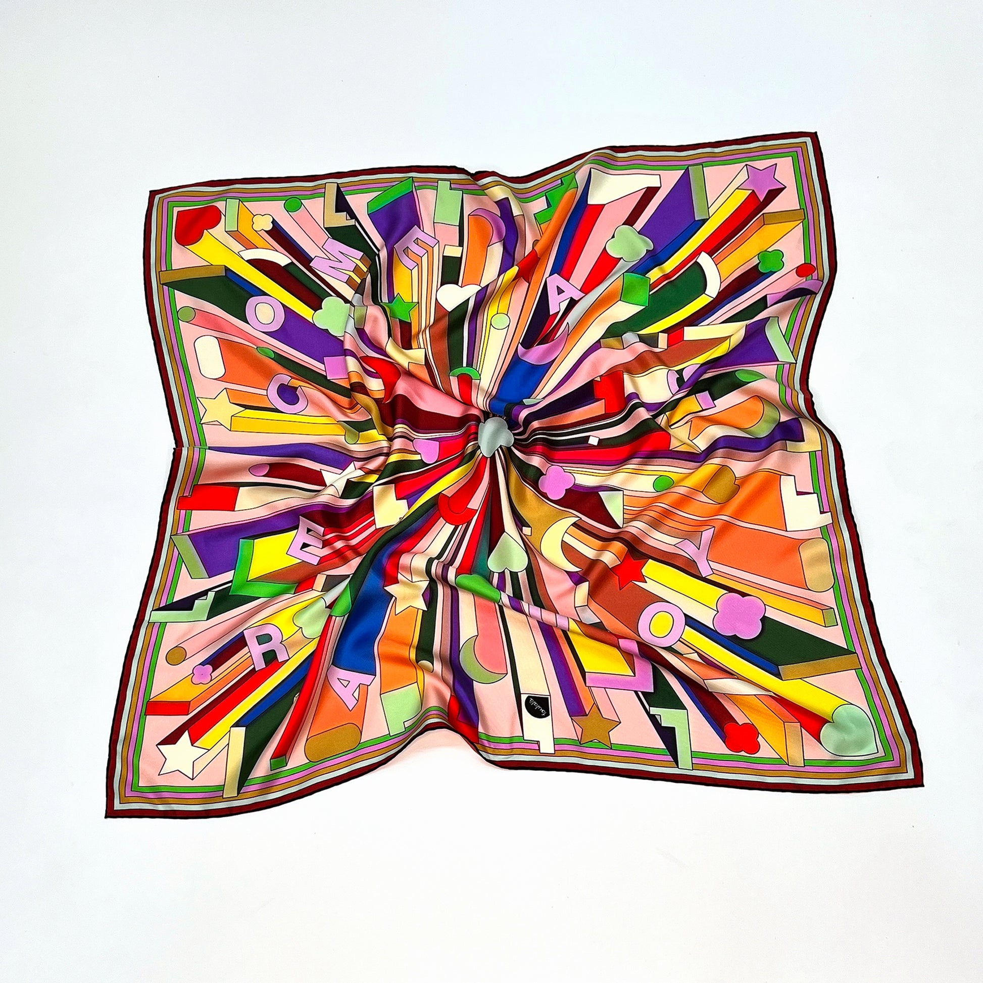 Bunte abstraktes Carre / Foulard mit Sternen, Herzen, Buchstaben und geometrischen Formen  - von Foulala Luzern, offen auf hellem Hintergrund