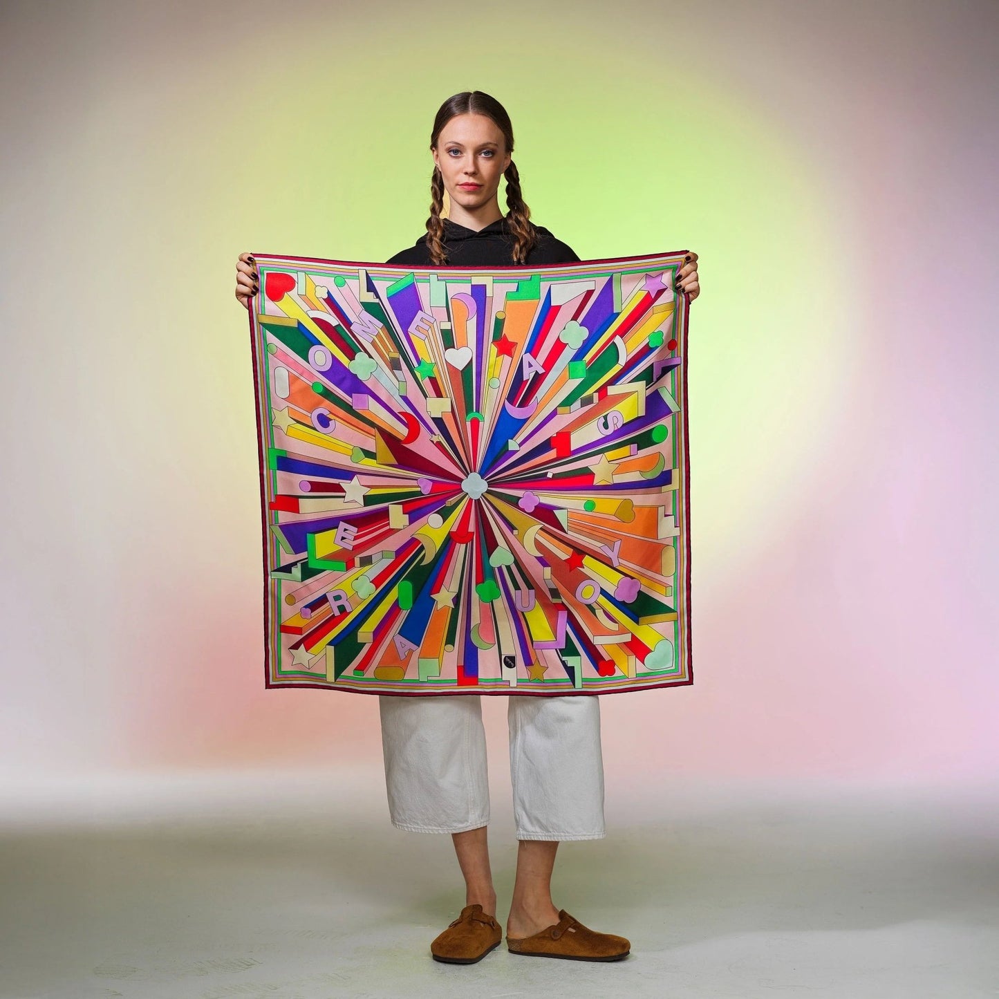 Frau mit bunter Seiden-Carré, geometrisches Muster, Studiohintergrund, Modeaccessoire. Foulard aus Seide für Damen von Foulala. Schweizer Deisgn.
