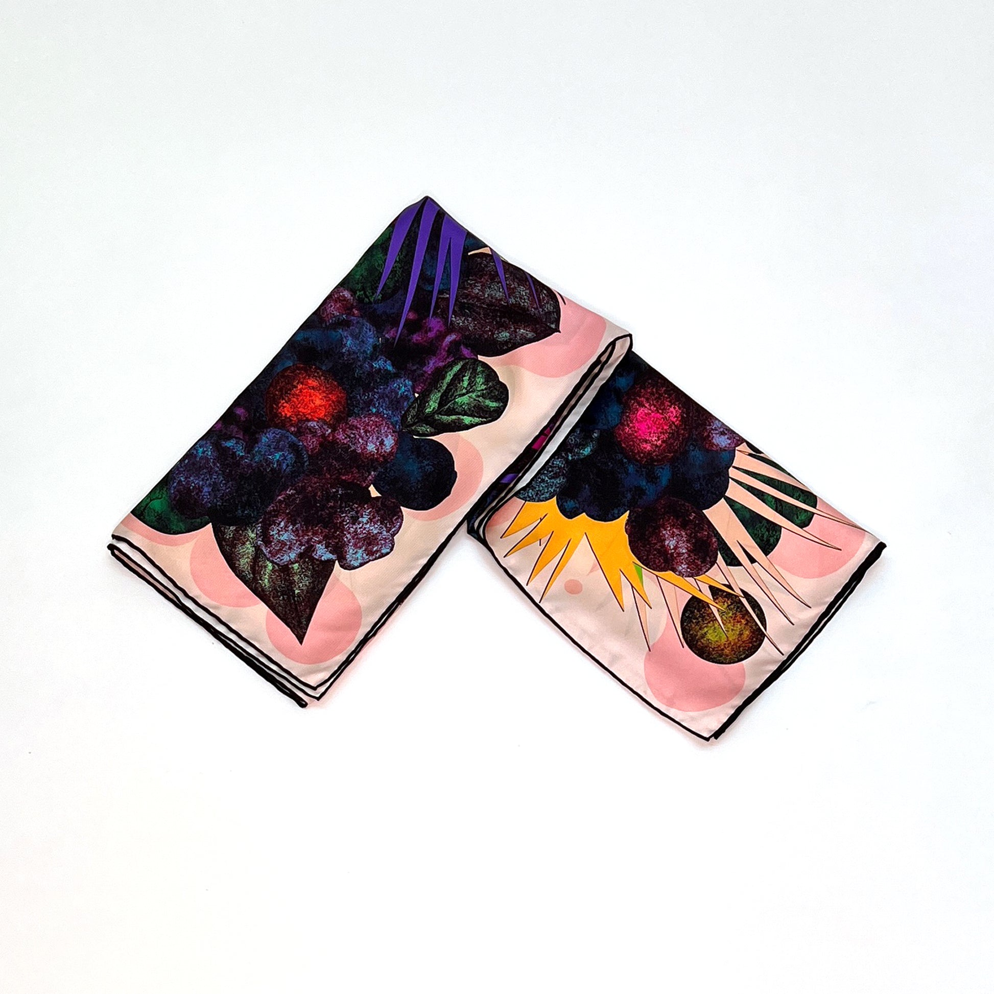 Foulard gefaltet mit bunten, animierten floralen Illustrationen und Blättern auf hellem Hintergrund