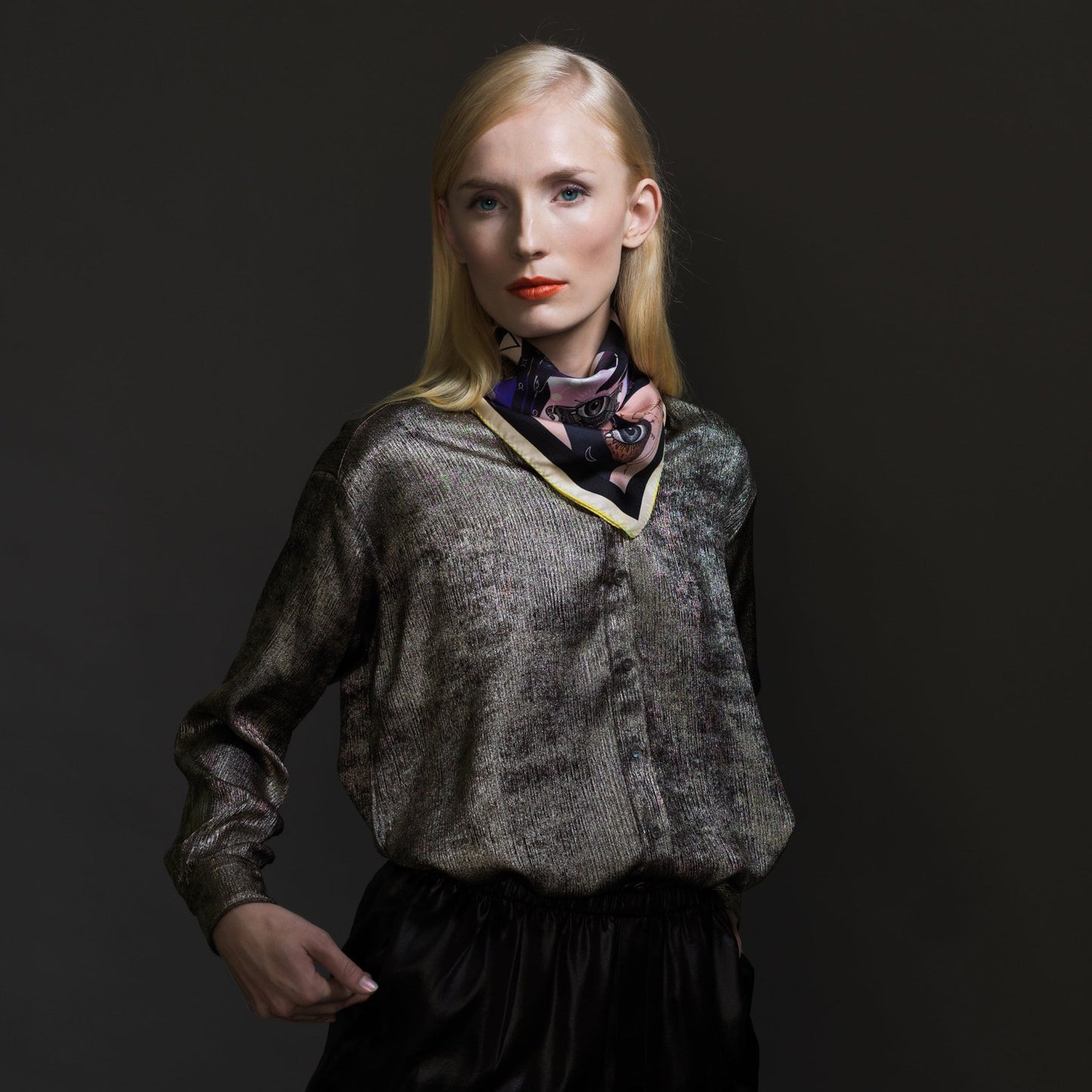 Foulala TAROT bluette Nicki Foulard Seidentuch in Farbe violett rosa bunt getragen von einer Frau