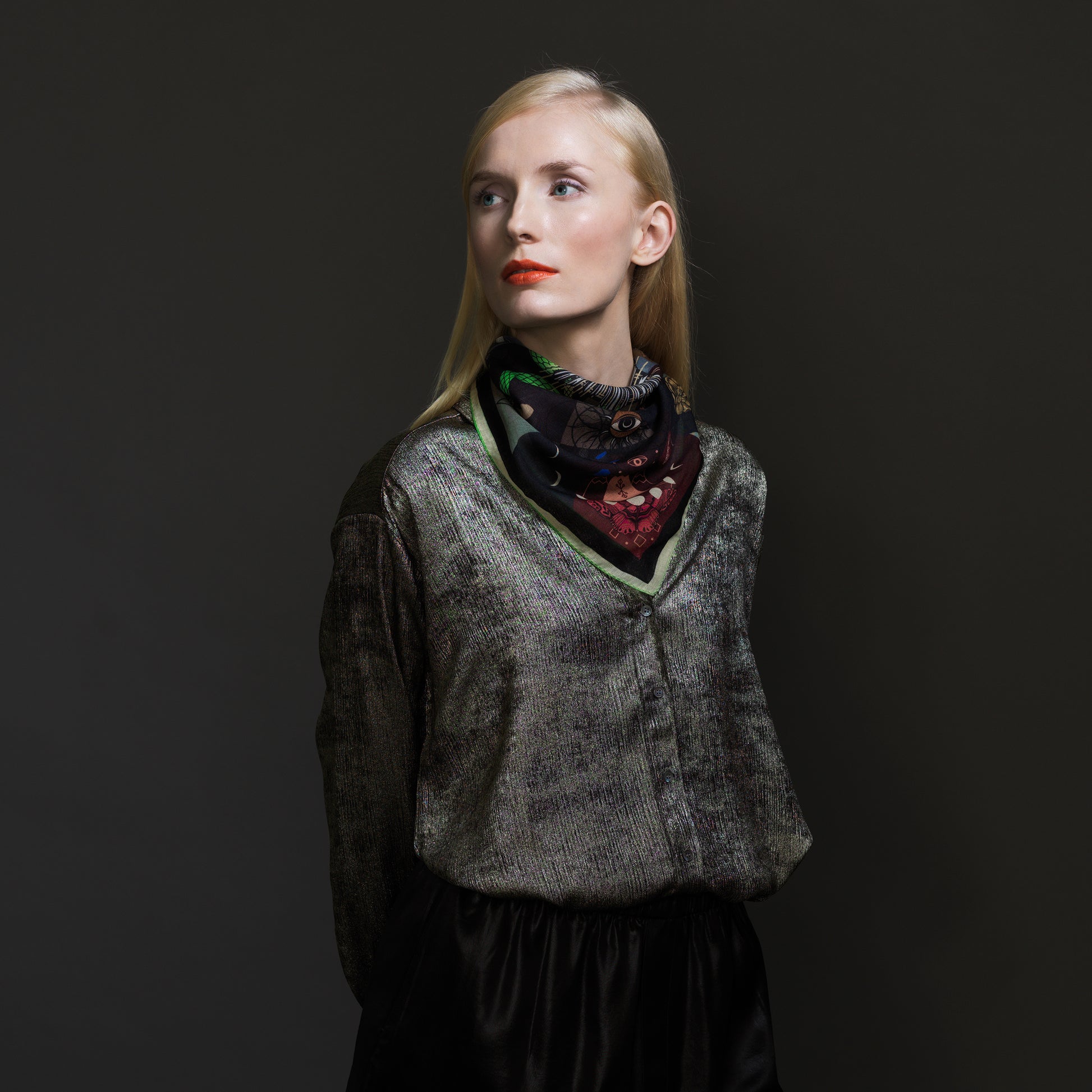 Foulala TAROT bordeaux Nicki Foulard Wolle in Farbe bordeaux grün schwarz, getragen von einer Frau