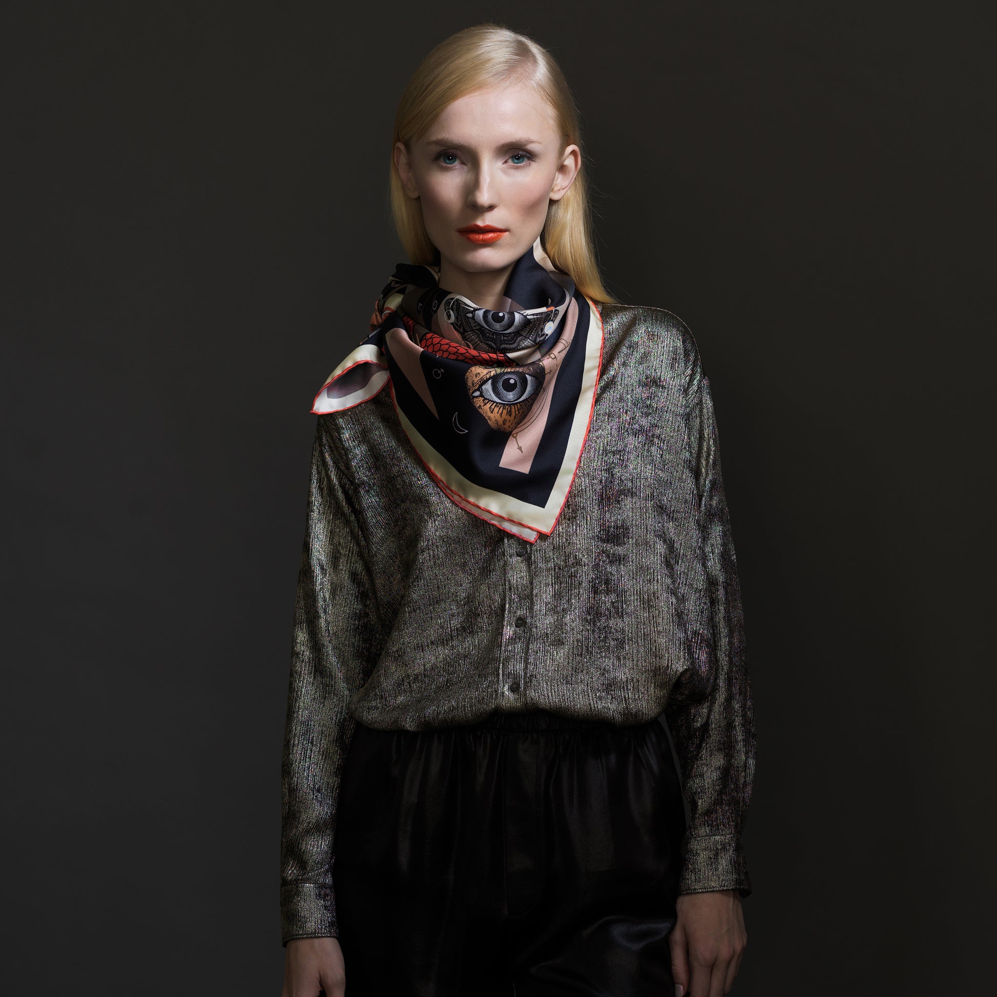 Foulala TAROT coral Carré Foulard Seide in Farbe korall puder grau, getragen von einer Frau