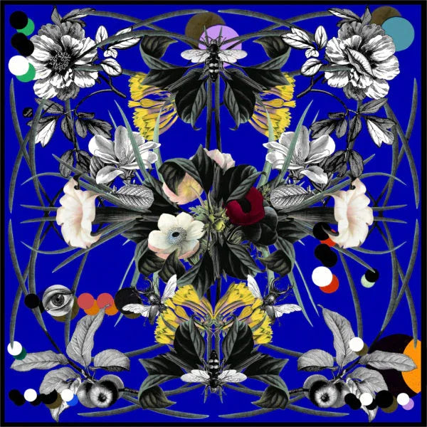 Florales Seidentuch mit Blumenmuster auf blauem Hintergrund, bunte Akzente, Fashion-Accessoire