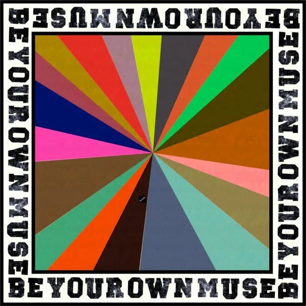 Foulard bunt mit Strahlenmuster, umrandet von schwarzem Text 'BE YOUR OWN MUSE'.